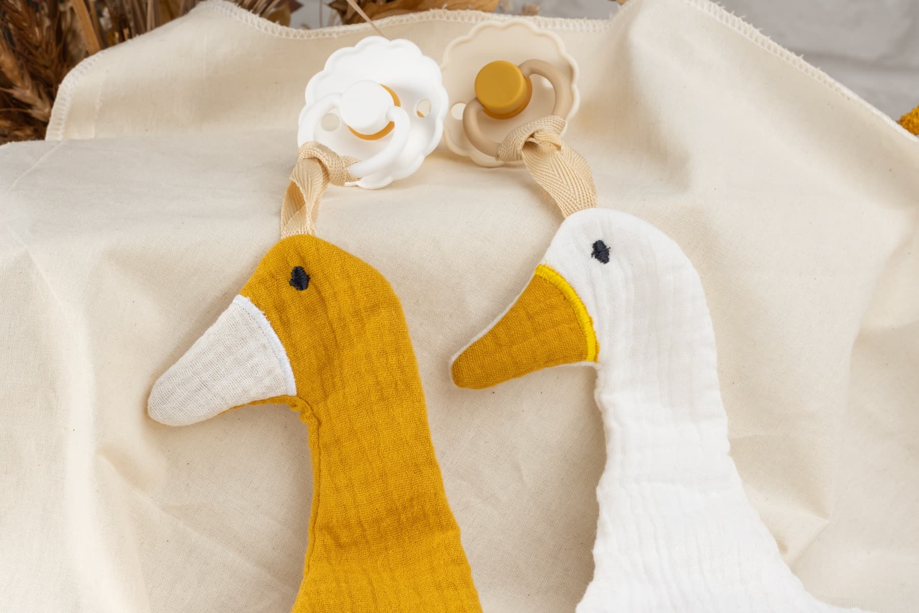Nuckelkette aus Musselin, Anhänger für Nuckelkette personalisiert mit Wunschnamen, Motiven Ente und Reh. Für Babys, Jungs, Mädchen. (Weiß Ente)